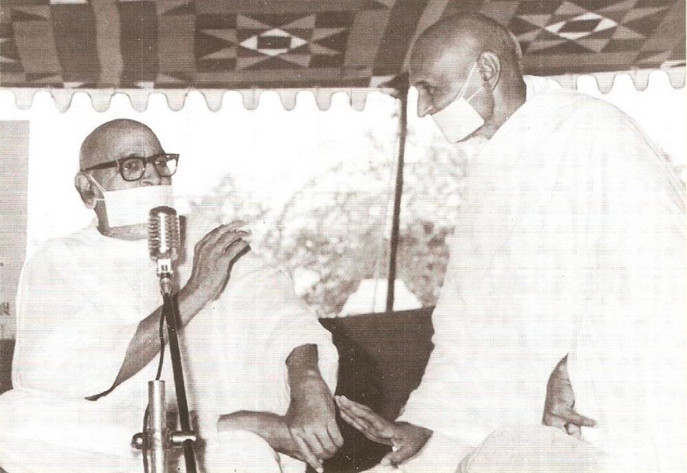 A picture of Acharya Tulsi with Yuvacharya Mahapragya